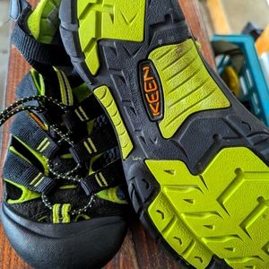Youth Keen Newport velcro ankle strap, water sandals. Youth 6